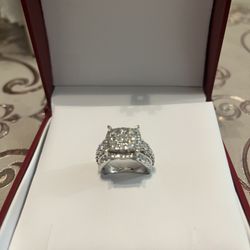 Ring 10 k  W 10 gr  White gold  3 k in diamonts have diamonts in the Side and in the center