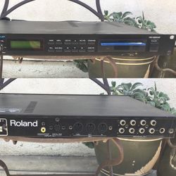 Roland S-330 Digital Sampler Synthesizer Rack Mount Keyboard