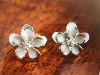 Hawaiian silver 12mm plumeria with clear cz inlaid earring