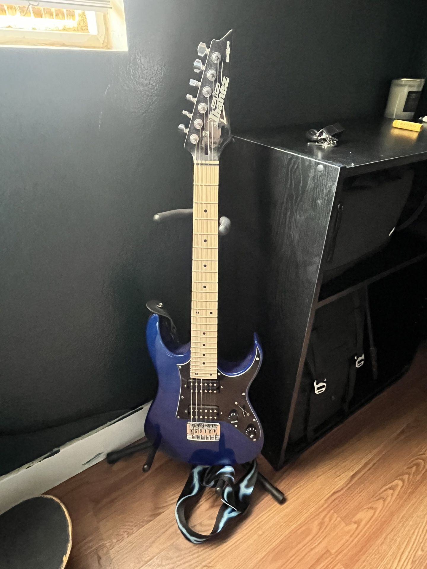 Electric Guitar With Accessories 