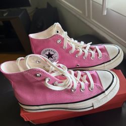 BRAND NEW IN BOX -CONVERSE - Size 6.5 Woman’s 