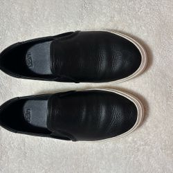 Slip On  UGG Woman Leather Tennis Shoes  Size 7 USA