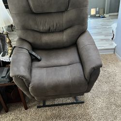 Signature Design Easy Lift Recliner