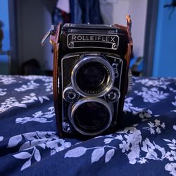 Rolleiflex 2.8F Works And Has Film Inside 