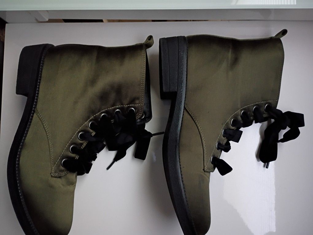 Beautiful Satin Green Dirty Laundry Brand Boots 