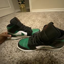 Jordan 1 Mid (Green Toe)