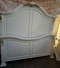 Wooden Queen Bedroom Set Colors White And Gold Metallic Are Three Pieces Has Been Refurbished!🌺