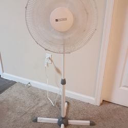 Utilitech 16-in Indoor White Oscillating Pedestal Fan, SP8-6RR