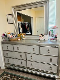 Sofia Vergara bedroom vanity