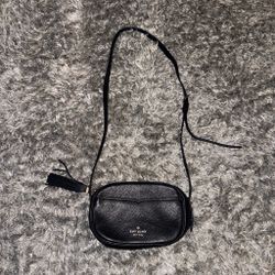 black Kate Spade Kourtney camera bag made of pebbled leather.