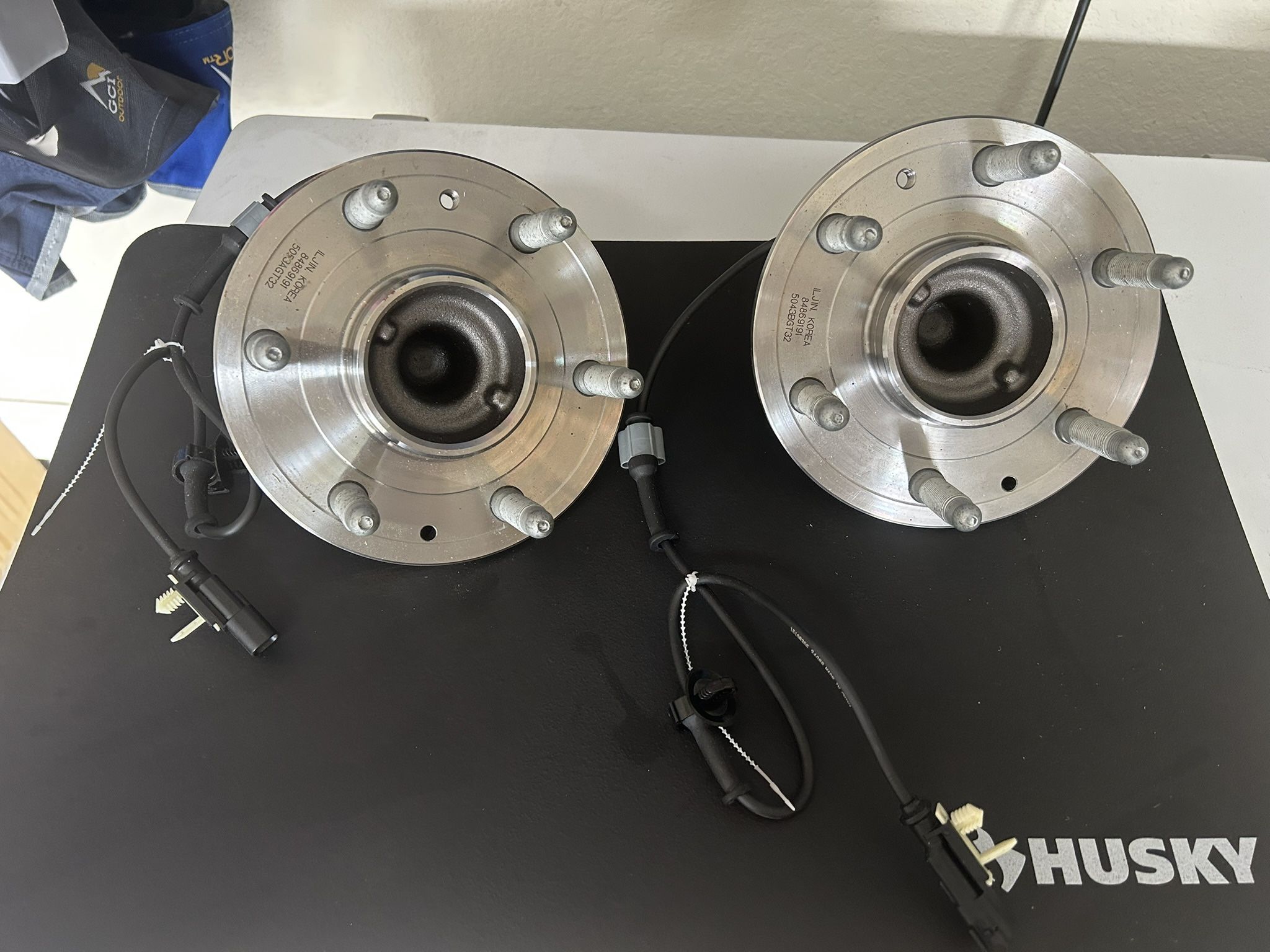 New (unused) FRONT Wheel Bearing & Hub Assembly - GM Genuine P/N (contact info removed)3