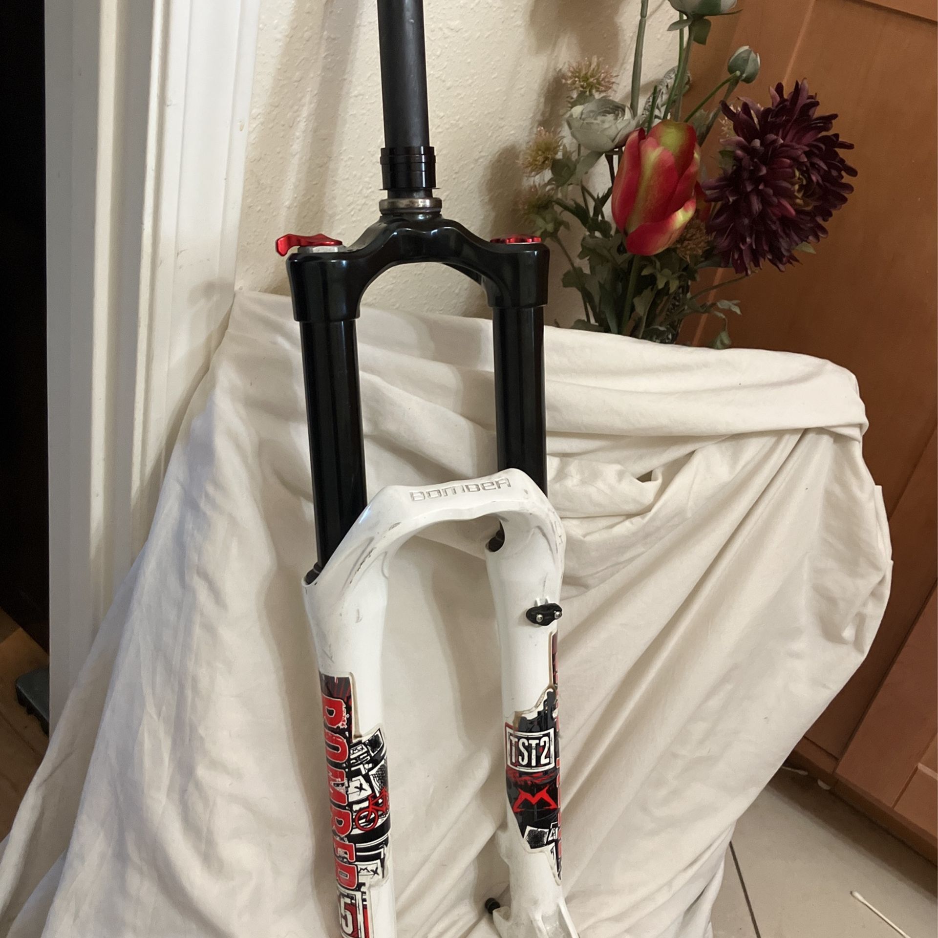 茉白1968 Marzocchi Bomber 55 160mm Travel 26” Bike for Sale in Orange, CA