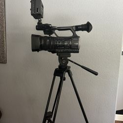 Sony HDR-AX2000/H High-Definition AVCHD Handycam Camcorder, 20x Optical/30x Digital Zoom Lens, 3.2" Xtra Fine LCD Display