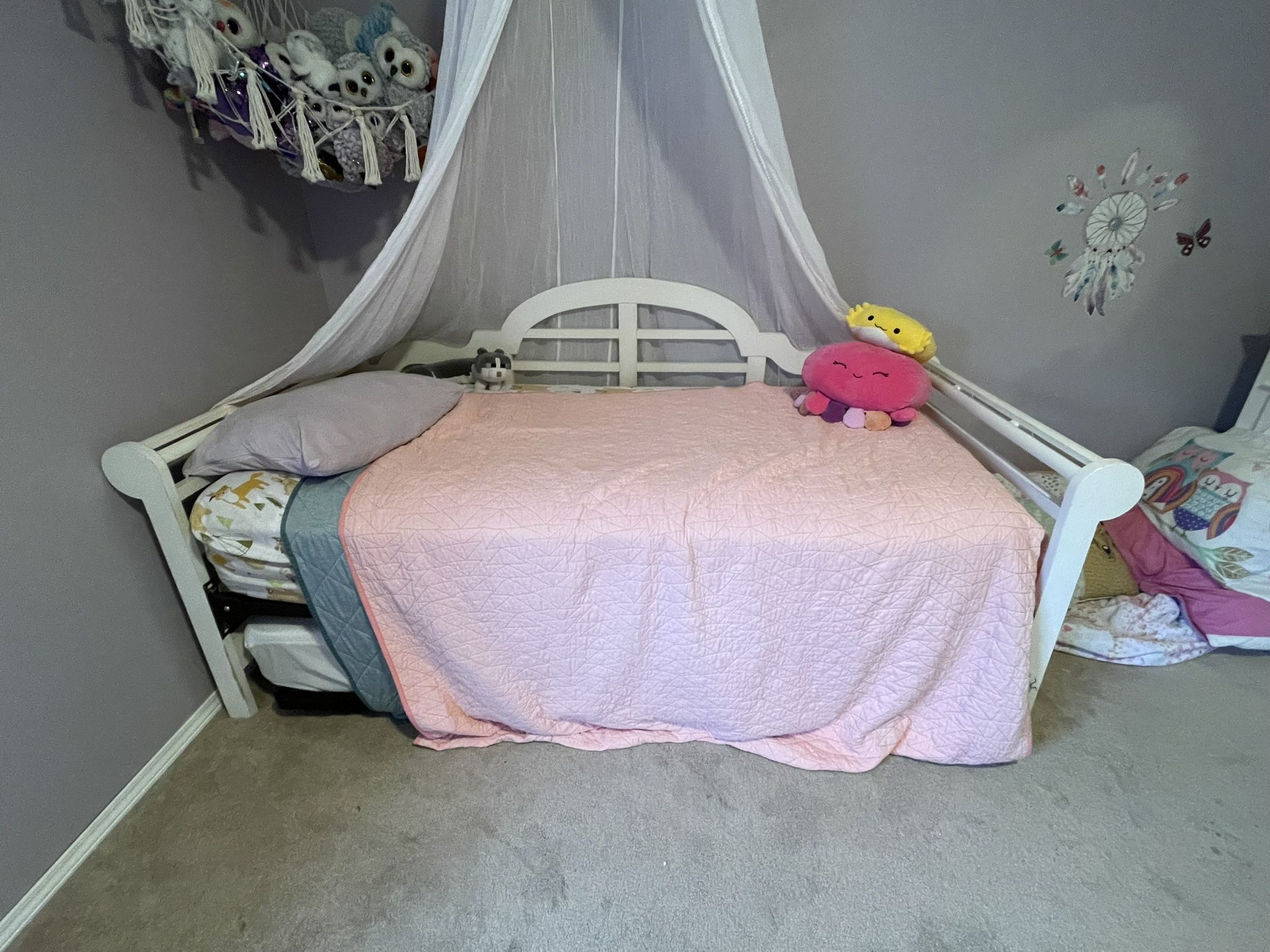 White twin trundle Daybed With mattresses