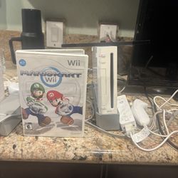 Complete Nintendo Wii, 1 Controller, Mario Kart Wii