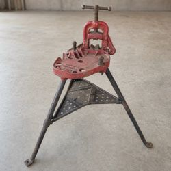 RIDGID No. 40A Tripod Pipe Vise Stand