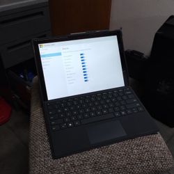 Microsoft Surface Pro 5 Tablet With Surface Pen 8GB 256GB + 512G SanDisk uSD