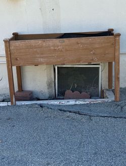 Raised garden box