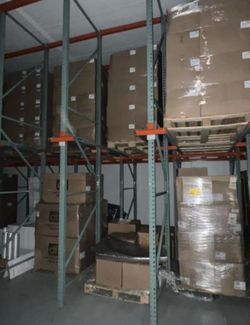 CLEAR PET HINGED CLAMSHELL CONTAINERS – PALLET DEAL  Brand new, crystal-clear PET hinged clamshell containers. Perfect for businesses looking to save 