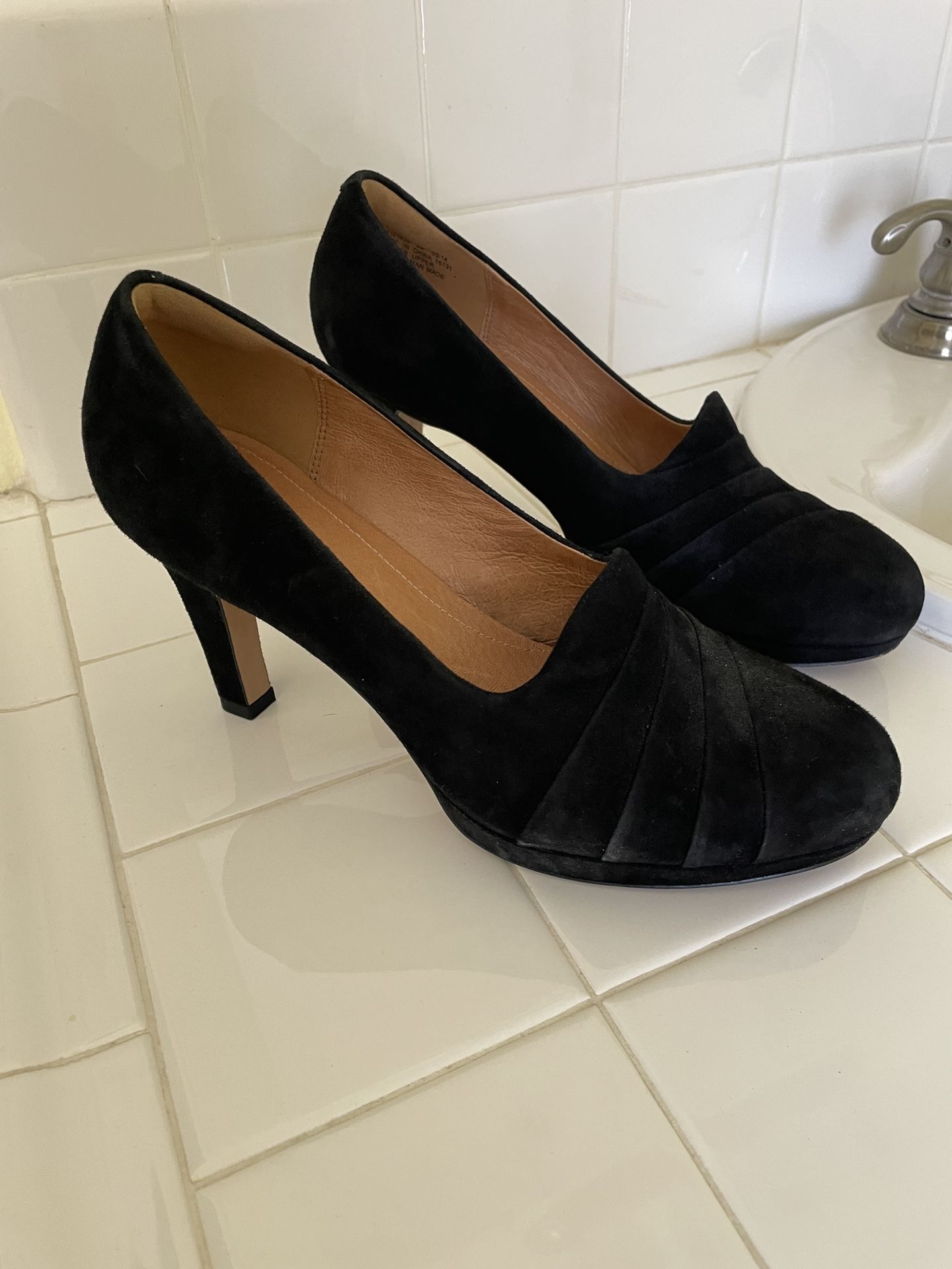 Clarks Women’s Suede Heels-like New, Size 9
