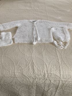 Newborn white soft baby sweater set