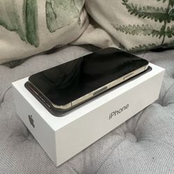 New iPhone 13 256 Gb Used Less Than 30 Days CARRIER UNLOCKED PERFECT CONDITION Box Accessories And Cases