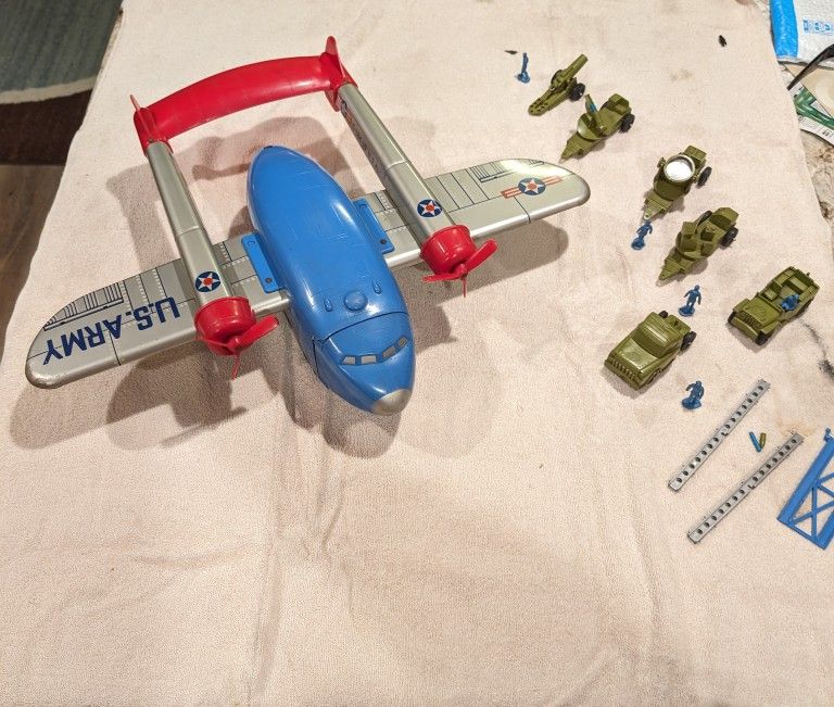 Vintage 1950's ldeal Toys U. S. Army C-184-10 Flying Box Car & Combat Team