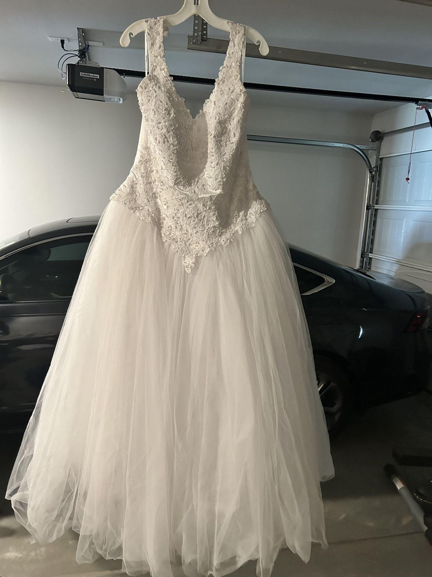 Elegant Lace & Tulle Wedding Gown - Size 16W (Plus Size)