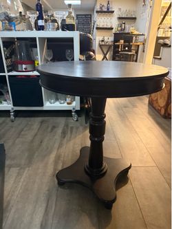 Round pedestal table