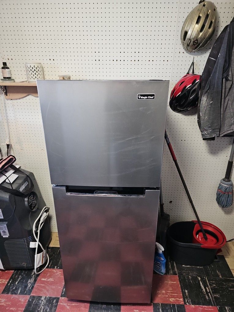 Magic Chef 10.1 Cu.Ft Top Freezer Refrigerator