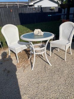 WHITE WICKER GLASS TOP TABLE WITH 2 CHAIRS