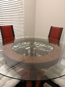 Nice dinning table and 4 chairs