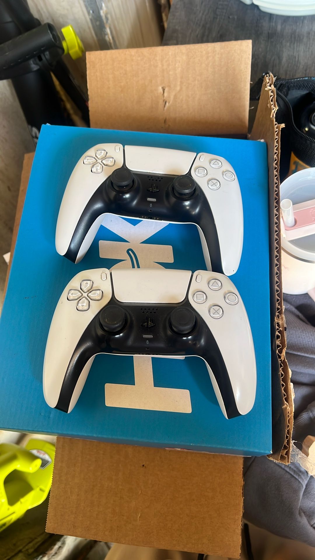 2 Ps5 Controllers 