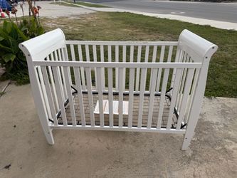 White Wood Baby Crib with Metal Spring Base