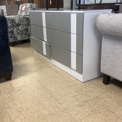 Brand new dresser, 399