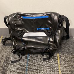 Patagonia Black Hole Messenger Bag $75