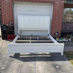 Haverty’s 2022 King Size White Oak Padded Sleigh Bed w/2022 King Size 12” Bedding Set