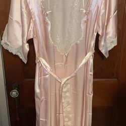 LADIES LACE AND SATINY FULL LENGHT LINGERIE ROBE by SARA BETH in PALE PINK OPEN BOX - UNUSED PRISTINE LOUNGE WEAR SIZE SMALL/REGULAR