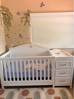 CONVERTIBLE CRIB WITH CHANGE PAD
