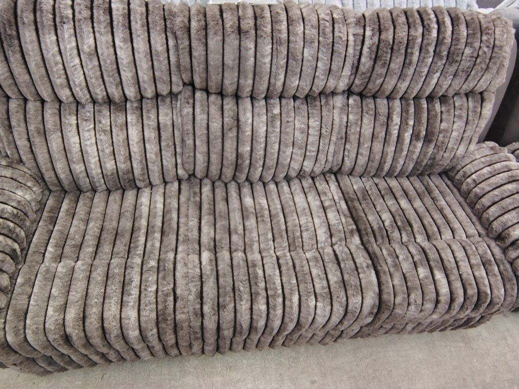 Luxurious 2 Piece Reclining Set!
