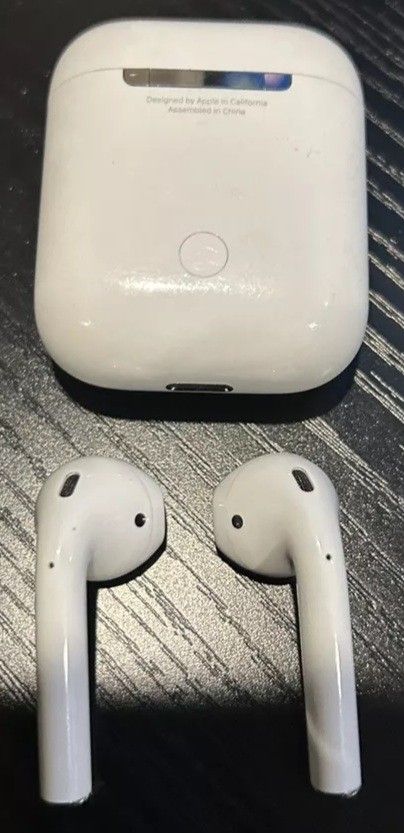 APPLE AIRPODS 1st & 2nd GEN. + CHARGING CABLE + CASE