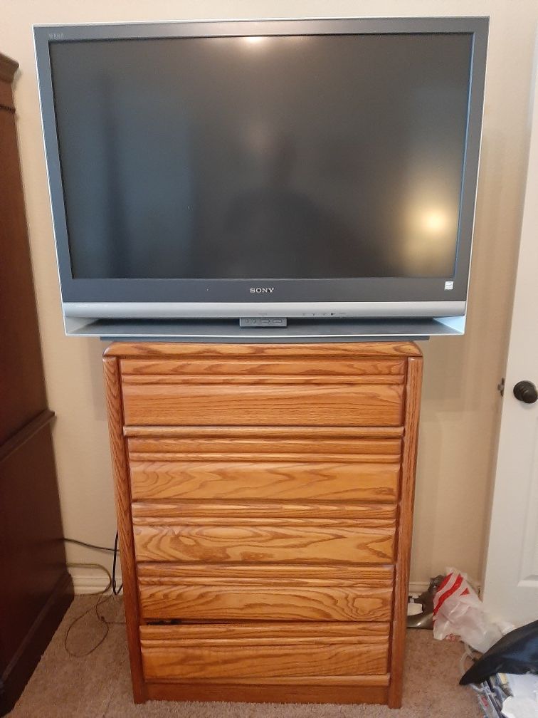 Solid Oak (real wood) Dresser in great condition