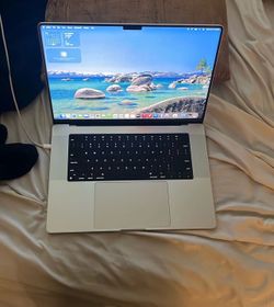 Apple MacBook Pro 16 inch M4 Pro Chip 2025 24gb Ram 512gb Flash Hard Drive Silver Color Great Condition 100 Cycle Count Hardly Used