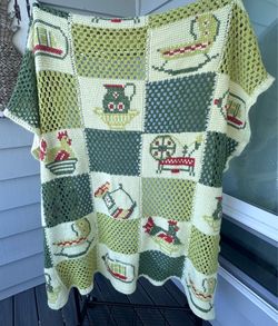 Vintage handmade afghan/throw 54” x 53” Cute country core designs