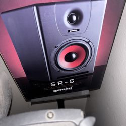 Gemini Speakers 700 With Stands 