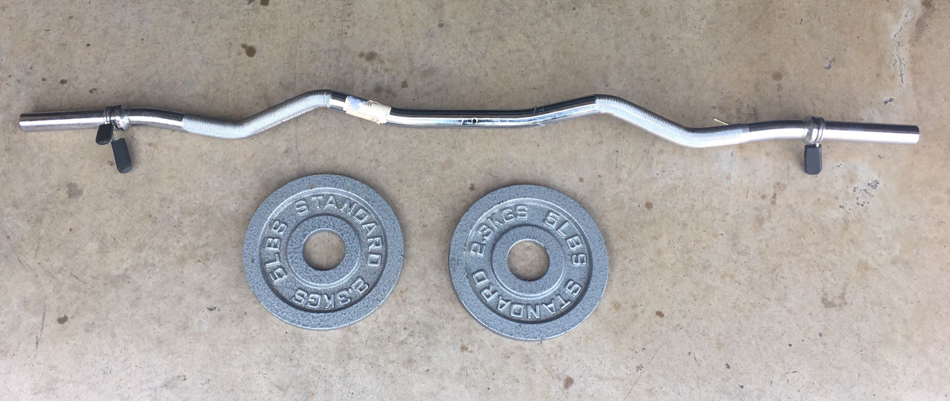 Curl bar and weights plates