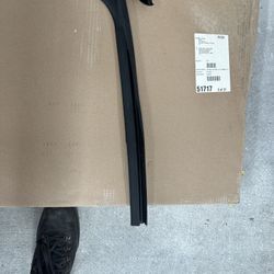 2020-21 MAZDA CX-30 RIGHT WINDOW RUN CHANNEL 