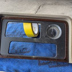02-06 Cadillac Escalade Bezel And Clock 