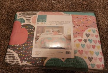 BRAND NEW- FULL/QUEEN BEDSPREAD SET