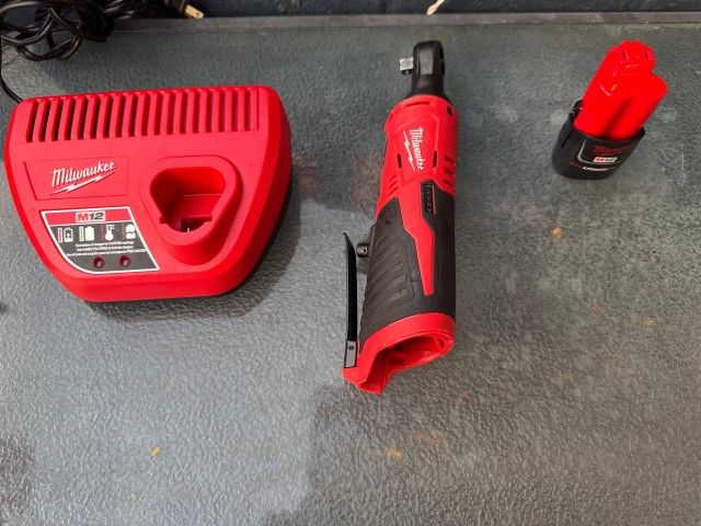 Milwaukee Rachet With Battery And Charger